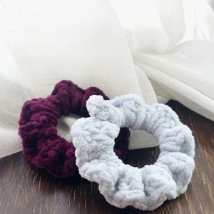 mini fluffy scrunchie γαλάζιο -γκρι (βελούδινο) - νήμα, λαστιχάκια μαλλιών - 2