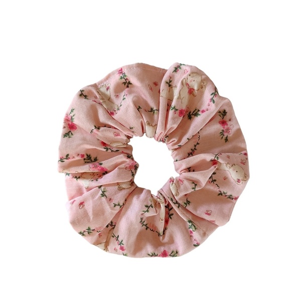 Χειροποίητο Υφασμάτινο Λαστιχάκι Μαλλιών Scrunchie Ροζ Με Λουλουδάκια 1τμχ Medium size - ύφασμα, ιδεά για δώρο, μαμά και κόρη, λαστιχάκια μαλλιών, 100% βαμβακερό