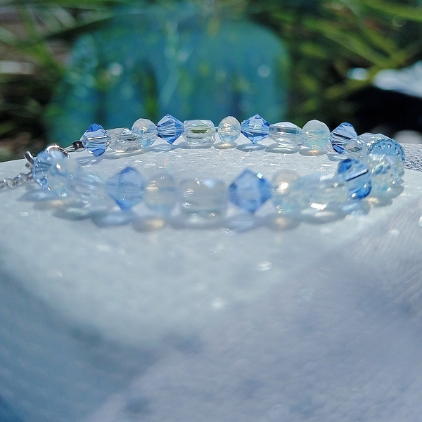 Sapphire Dusk | Χειροποίητο βραχιόλι με ημιδιάφανες κρυστάλλινες χάντρες & Swarovski σε γαλάζιες και μπλε αποχρώσεις, ασήμι 925 - ημιπολύτιμες πέτρες, γυαλί, ασήμι 925, χάντρες - 2