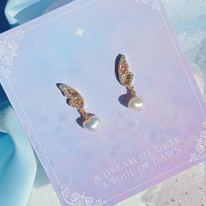 Fairies & Sea Pearls | Σκουλαρίκια φτερά πεταλούδας με κρεμαστό μαργαριτάρι, ασήμι 925 επιχρυσωμένο (18Κ) - επιχρυσωμένα, ασήμι 925, πεταλούδα, κρεμαστά, πέρλες - 3