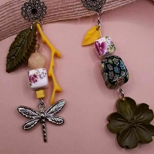 Boho σκουλαρίκια από υγρό γυαλί, κεραμικές χάντρες με λουλούδια και κρεμαστό στοιχείο λιβελούλα 8,5 εκ. - πράσινο/κίτρινο - γυαλί, χάντρες, ατσάλι, boho, κρεμαστά