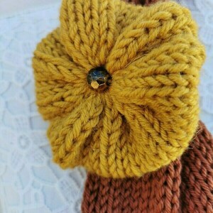 Καφέ πλεκτό κασκόλ κυκλικό με λουλούδι, infinity scarf, κασκόλ λαιμος - μαλλί - 4