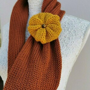 Καφέ πλεκτό κασκόλ κυκλικό με λουλούδι, infinity scarf, κασκόλ λαιμος - μαλλί - 5