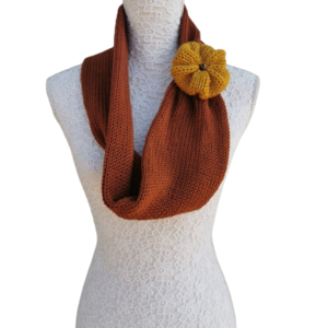 Καφέ πλεκτό κασκόλ κυκλικό με λουλούδι, infinity scarf, κασκόλ λαιμος - μαλλί