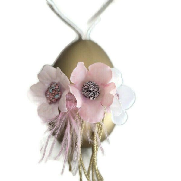 Αυγό κρεμαστό στολισμένο με λουλουδάκια, φτερά και κορδέλες. - λουλούδια, διακοσμητικά
