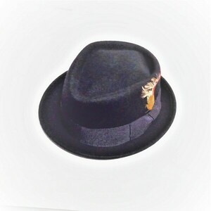 Καπέλο χειμερινό σε μαύρο χρώμα 100% WOOL με στοιχείο"φτερό" στην κορδέλα, προσαρμοζόμενο στο μέγεθος - τσόχα