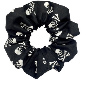 Υφασμάτινο λαστιχάκι scrunchie white skulls (medium) μεσαίου μεγέθους - ύφασμα, κορίτσι, για τα μαλλιά, λαστιχάκια μαλλιών