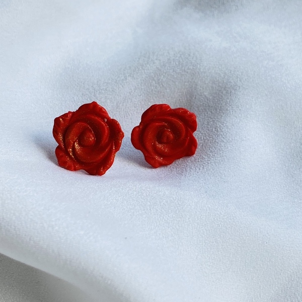 Σκουλαρίκια από πηλό σε σχήμα τριαντάφυλλου - πηλός, λουλούδι, καρφωτά, μικρά
