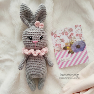 Πλεκτό κουκλάκι κουνελάκι amigurumi γκρι 25 εκ. υψος με ροζ, μουσταρδί, γαλάζιο, σάπιο μήλο γιακά, για κορίτσι - κορίτσι, λούτρινα, amigurumi, για παιδιά, για μωρά - 2