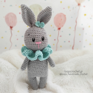 Πλεκτό κουκλάκι κουνελάκι amigurumi γκρι 25 εκ. υψος με ροζ, μουσταρδί, γαλάζιο, σάπιο μήλο γιακά, για κορίτσι - κορίτσι, λούτρινα, amigurumi, για παιδιά, για μωρά - 4