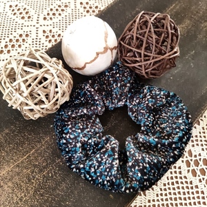 Λαστιχάκι κοκαλάκι μαλλιών scrunchie χειροποίητο σε χρώμα μαύρο με λευκές και μπλε κηλίδες από βελούδο - ύφασμα, πουά, βελούδο, λαστιχάκια μαλλιών - 2