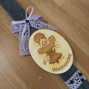 λαμπάδα wednesday με ξύλινο μαγνητάκι , 30 cm , αρωματική - κορίτσι, λαμπάδες, για παιδιά, για εφήβους - 3