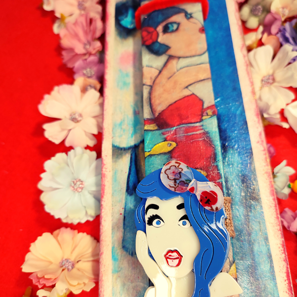 Χειροποίητη αρωματική λαμπάδα 34 εκ "Blue Mermaid" σε ξύλινη βάση με δώρο καρφίτσα. - κορίτσι, λαμπάδες, σετ - 3