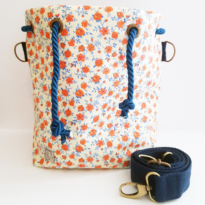 Bucket τσάντα με επένδυση μαλακή και αφρώδης από 100% βαμβακερό ύφασμα ποπλίνα, μοτίβο λουλούδια με φόντο χρώματος άμμου, αγγλικό ρομαντικό στυλ - ύφασμα, ώμου, πουγκί, χιαστί, all day