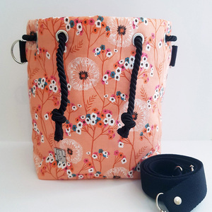 Bucket τσάντα με επένδυση μαλακή και αφρώδης από 100% βαμβακερό ύφασμα, Dashwood Studio Aviary (Pretty Dandelion) με μοτίβο Λουλούδια και πικραλίδες σε κοραλί ροζ φόντο - ύφασμα, ώμου, πουγκί, χιαστί, all day