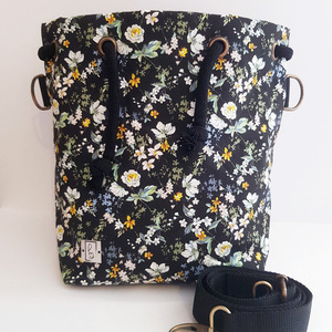 Bucket τσάντα με επένδυση μαλακή και αφρώδης από 100% βαμβακερό ύφασμα ποπλίνα Anaïs μοτίβο λουλούδια σε μαύρο φόντο - ύφασμα, ώμου, πουγκί, χιαστί, all day
