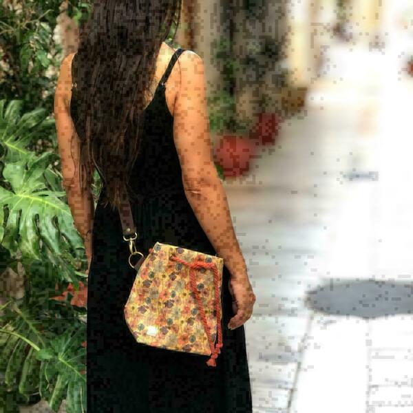 Bucket τσάντα με επένδυση μαλακή και αφρώδης από 100% βαμβακερό ύφασμα ποπλίνα Anaïs μοτίβο λουλούδια σε μαύρο φόντο - ύφασμα, ώμου, πουγκί, χιαστί, all day - 3