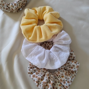 Χειροποιητο Υφασμάτινο Λαστιχάκι μαλλιών Scrunchie κοκαλάκι Βελούδο σε Κίτρινο απαλό χρώμα medium size 1τμχ - ύφασμα, βελούδο, λαστιχάκια μαλλιών, δώρο γεννεθλίων - 4