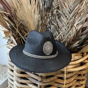 Καπέλο μαύρο με μεταλλικά στοιχεία - ψάθινα - 2