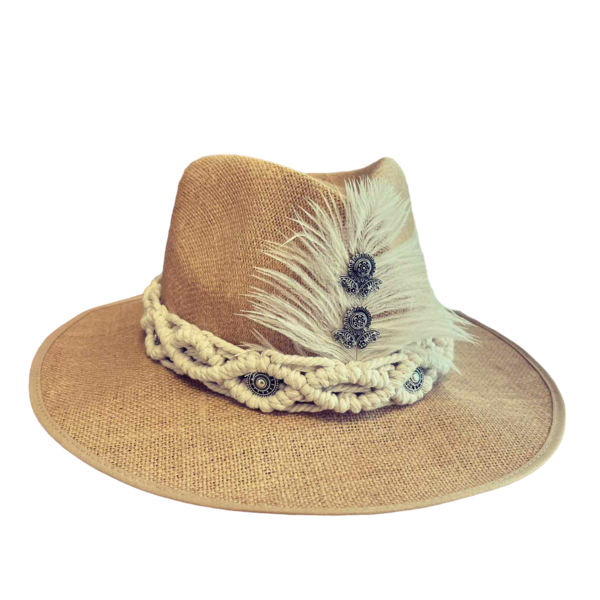 Καπέλο μπεζ μακραμέ, μεταλλικά στοιχεία και φτερό - νυφικά, ψάθινα