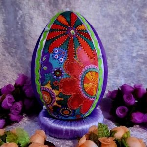 Χειροποίητο Πασχαλινό αυγό από βαμβακερό ύφασμα σε αποχρώσεις του μωβ και λουλούδια. Υψος 14 cm - διακοσμητικά, πασχαλινά αυγά διακοσμητικά, πασχαλινά δώρα, διακοσμητικό πασχαλινό - 2