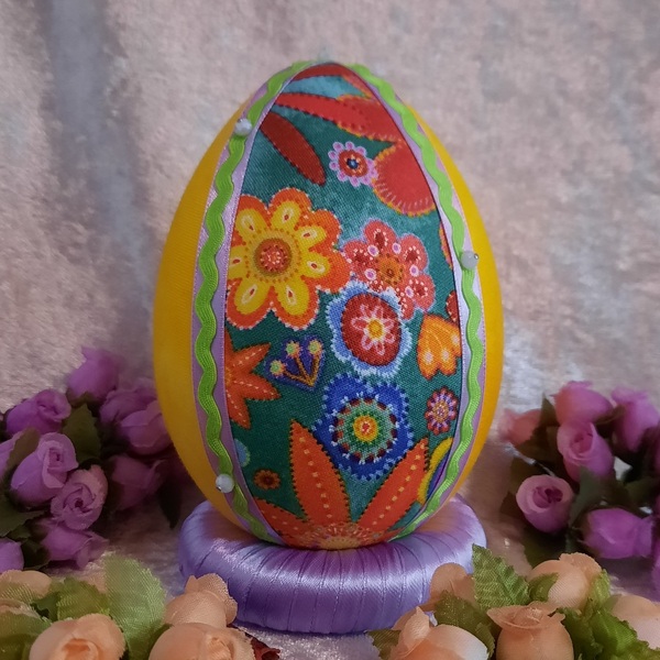 Χειροποίητο Πασχαλινό αυγό από βαμβακερό ύφασμα σε αποχρώσεις του κίτρινου και λουλούδια. Υψος 14 cm - διακοσμητικά, πασχαλινά αυγά διακοσμητικά, πασχαλινά δώρα, διακοσμητικό πασχαλινό - 2