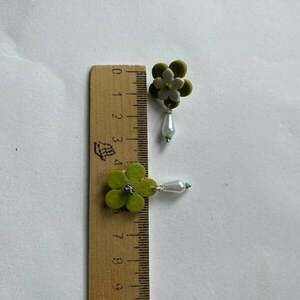 Σκουλαρίκια Καρφωτα Γυναικεία Χειροποίητα απο πολυμερικο πηλο με πρασινα -λευκα λουλουδια . Μηκος 3 εκ. - πηλός, λουλούδι, καρφωτά, μικρά, φθηνά - 3