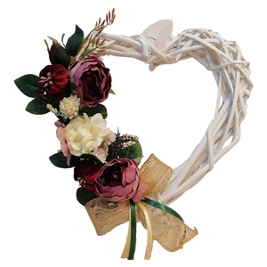 Στεφάνι ξύλινο λευκό 30εκ,σε σχήμα καρδιάς διακοσμημένο με κόκκινα/ροζ κινέζικα τριαντάφυλλα, κολοκύθες, λευκά και ροζ λουλούδια,πράσινα φύλλα, δεμένα με χρυσή κορδέλα. - στεφάνια