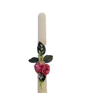 Λαμπάδα πλακέ λευκή 33 εκ. Διακοσμημένη με δύο κόκκινα κινέζικα τριαντάφυλλα, πράσινα φύλλα,λευκή δαντέλα και πέρλες. - κορίτσι, λουλούδια, λαμπάδες, για ενήλικες, για εφήβους