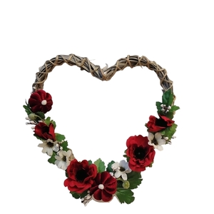 Στεφάνι ξύλινο καρδιά καφέ χρώμα, 30 εκ, διακοσμημένο με κόκκινα γαρύφαλλα, κόκκινες κολοκύθες, λευκά λουλουδακια και πράσινα φύλλα. - στεφάνια