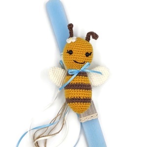 Αρωματική γαλάζια πλακέ λαμπάδα 30cm με χειροποίητη πλεκτή μελισσούλα - αγόρι, λαμπάδες, για παιδιά, αρωματικές λαμπάδες, ζωάκια