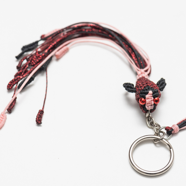 Χειροποίητο μακραμέ μπρελόκ κλειδιών ψαράκι μεταλλικό κόκκινο, ροζ και μαύρο - handmade macrame keychain fish metallic red, pink and black - ημιπολύτιμες πέτρες, ύφασμα, αυτοκινήτου, σπιτιού