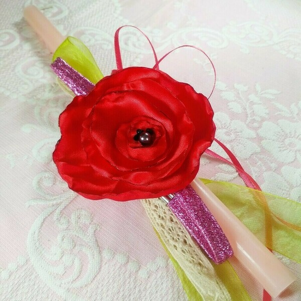 Λαμπάδα για κορίτσι με κορδέλα Lurex για τα μαλλιά στολισμένη με Κόκκινη σατέν λουλούδι - κορίτσι, λουλούδια, λαμπάδες, για παιδιά, για εφήβους - 4