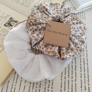 Σετ από δύο Scrunchies Λαστιχάκια μαλλιών Βαμβακερά ασπρο Μπροντερι και με Λουλουδάκια 2τμχ medium size. - ύφασμα, δώρο για πάσχα, λαστιχάκια μαλλιών, δώρο γεννεθλίων - 2