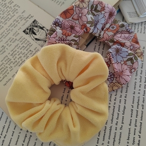 Σετ απο Χειροποίητα Λαστιχάκια μαλλιών Scrunchies με βελούδινο κίτρινο και βαμβακερο με λουλούδια 2τμχ medium size - ύφασμα, δώρο για πάσχα, λαστιχάκια μαλλιών, δώρο γεννεθλίων - 3