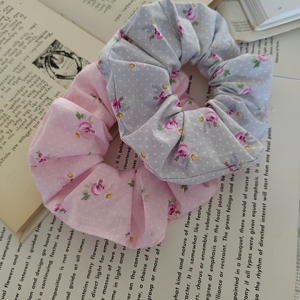 Σετ απο Χειροποίητα Λαστιχάκια μαλλιών Scrunchies με δύο βαμβακερά με τριανταφυλλάκια 2τμχ medium size - ύφασμα, δώρο για πάσχα, λαστιχάκια μαλλιών, δώρο γεννεθλίων - 3