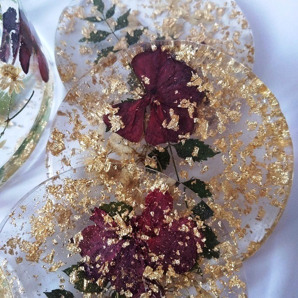 Σετ 4 σουβέρ με βάση με λουλούδια και κομμάτια χρυσού - ρητίνη, σουβέρ, είδη σερβιρίσματος, γενική διακόσμηση - 4