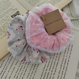 Σετ απο Χειροποίητα Λαστιχάκια μαλλιών Scrunchies με double layer με τούλι και γκρι βαμβακερό με λουλούδια 2τμχ medium size - ύφασμα, δώρο για πάσχα, λαστιχάκια μαλλιών, δώρο γεννεθλίων - 2