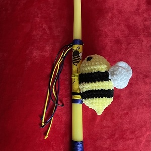 Πασχαλινή λαμπάδα με πλεκτή λούτρινη μελισσούλα - λαμπάδες, λούτρινα, για παιδιά, ζωάκια, παιχνιδολαμπάδες