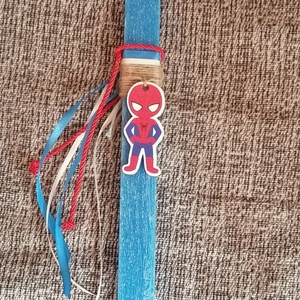 Αρωματική μπλε λαμπάδα με ξυλινο Spiderman κορδέλες κ κόκκινο στριφτο κορδόνι - αγόρι, λαμπάδες, για παιδιά, για εφήβους, σούπερ ήρωες - 2