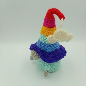 Πλεκτός νάνος-ξωτικό (gnome) ουράνιο τόξο ύψους 17cm - crochet, μινιατούρες φιγούρες, αξεσουάρ γραφείου - 2