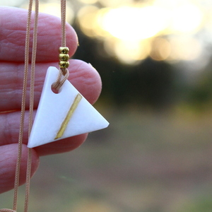 Κρεμαστό τρίγωνο σε λευκό χρώμα με χρυσές λεπτομέριες από Ελληνικό μάρμαρο - χρυσό, γεωμετρικά σχέδια, μαμά, layering