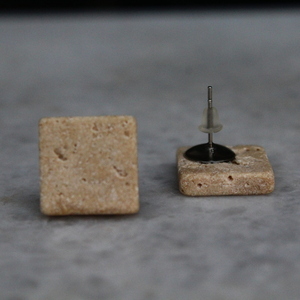 Καρφωτά σκουλαρίκια μπεζ τετράγωνα από Ελληνικό Πορόλιθο και ατσάλι! - γεωμετρικά σχέδια, καρφωτά, μικρά, ατσάλι, καρφάκι - 3