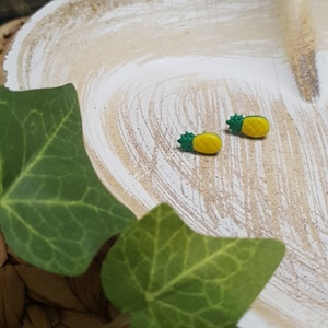 "Ananas Studs" I Χειροποίητα μοντέρνα καρφωτά σκουλαρίκια από πολυμερικό πηλό 1cm - χρώμα κίτρινο / πράσινο - πηλός, καρφωτά, μικρά, καρφάκι, φθηνά