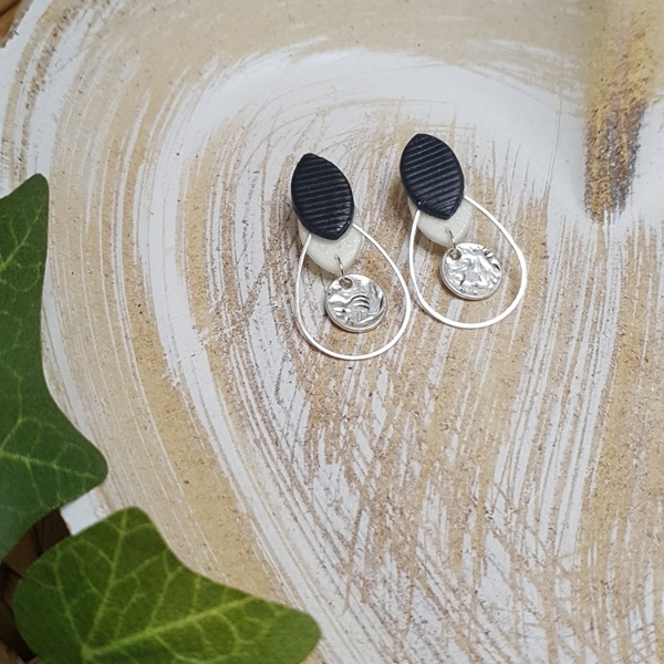 "Black & White Drop Dangles" I Χειροποίητα μοντέρνα καρφωτά σκουλαρίκια από πολυμερικό πηλό 4,5 cm - χρώμα λευκό / μάυρο - πηλός, μικρά, κρεμαστά, καρφάκι, φθηνά - 2