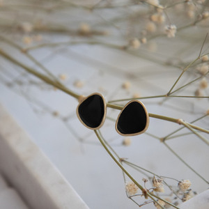 Καρφωτά σκουλαρίκια με υγρό γυαλί σε μαύρο χρώμα - γυαλί, καρφωτά, μικρά, καρφάκι - 3