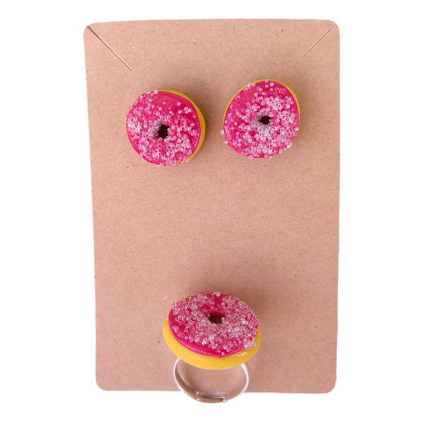 Σετ δαχτυλίδι και καρφωτά σκουλαρίκια donut με γλάσο φράουλα / μεσαία / ατσάλι / Twice Treasured - πηλός, cute, καρφωτά, γλυκά, σετ κοσμημάτων - 2