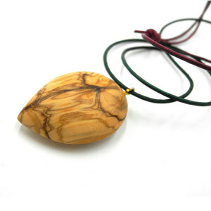 Γυναικείο κολιέ με μενταγιόν, μοναδικό, απο ξύλο ελιάς με κορδόνι δίχρωμο Gipsy 3,5 x 2,5 εκ. - ξύλο, boho, μενταγιόν - 3