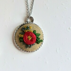 Vintage necklace with a red rose ❤️❤️❤️ κεντητό χειροποίητο μενταγιόν με "κόκκινο τριαντάφυλλο" σε ασημί βάση και αλυσίδα... - κεντητά, μακριά, λουλούδι, ατσάλι, μενταγιόν