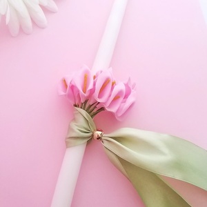 Simple beauty....Λευκή λαμπαδίτσα διακοσμημένη με ρόζ κρίνα και πράσινη σατέν κορδέλα - κορίτσι, λουλούδια, λαμπάδες, για ενήλικες, για εφήβους
